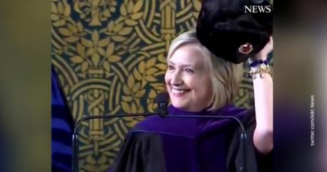 Клинтон появилась в Йельском университете с «русской шапкой»