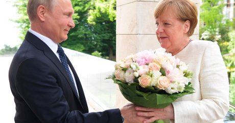 Путин встретил Меркель с букетом цветов