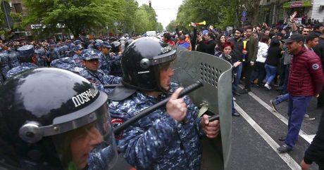 Армянская оппозиция захватила здания мэрии городов Гюмри и Маралик