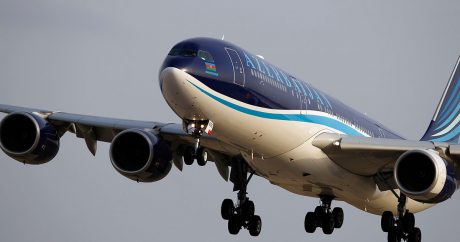 Самолет AZAL вынужденно приземлился в Баку