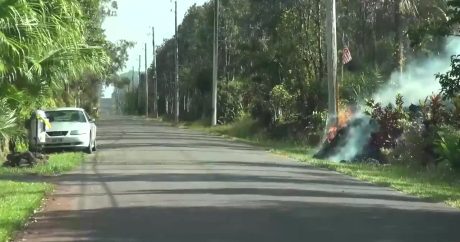 ШОКИРУЮЩЕЕ ВИДЕО: Поток раскалённой лавы уничтожил стоящий на его пути автомобиль 