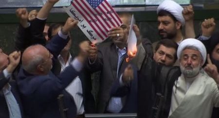 В парламенте Ирана сожгли флаг США — ВИДЕО