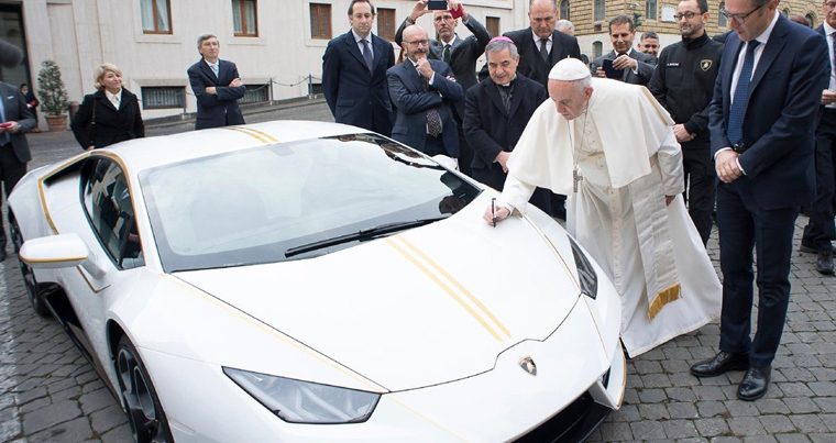 Lamborghini Папы Римского продан за 715 тыс. евро