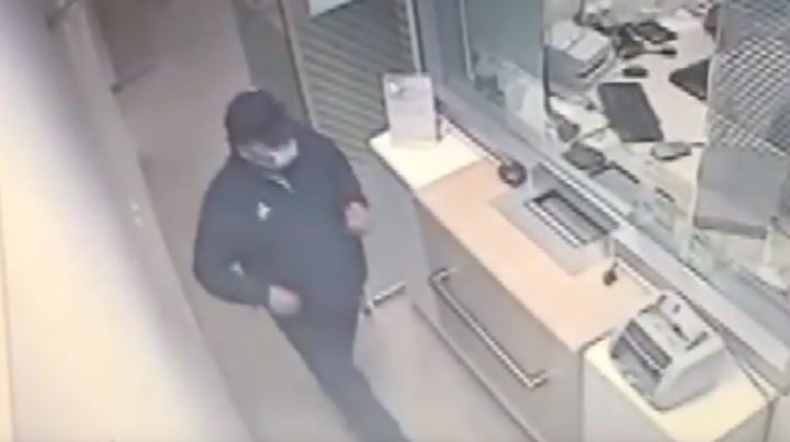 ВИДЕО: Преступник ограбил банк при помощи пульта дистанционного управления