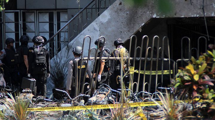 Серия терактов в Индонезии: у церквей взорвались дети-смертники