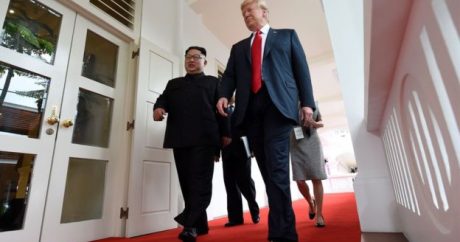 Трамп и Ким Чен Ын завершили совместный обед и вышли на прогулку — ВИДЕО