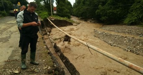 В Балакене сель затопил около 680 домов, смыл 8 мостов — ФОТО