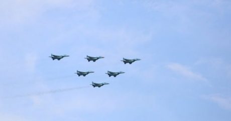 Вертолеты и самолеты ВС Азербайджана совершили полеты над Баку