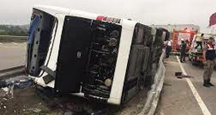 В Турции перевернулся автобус, перевозивший полицейских – есть раненные