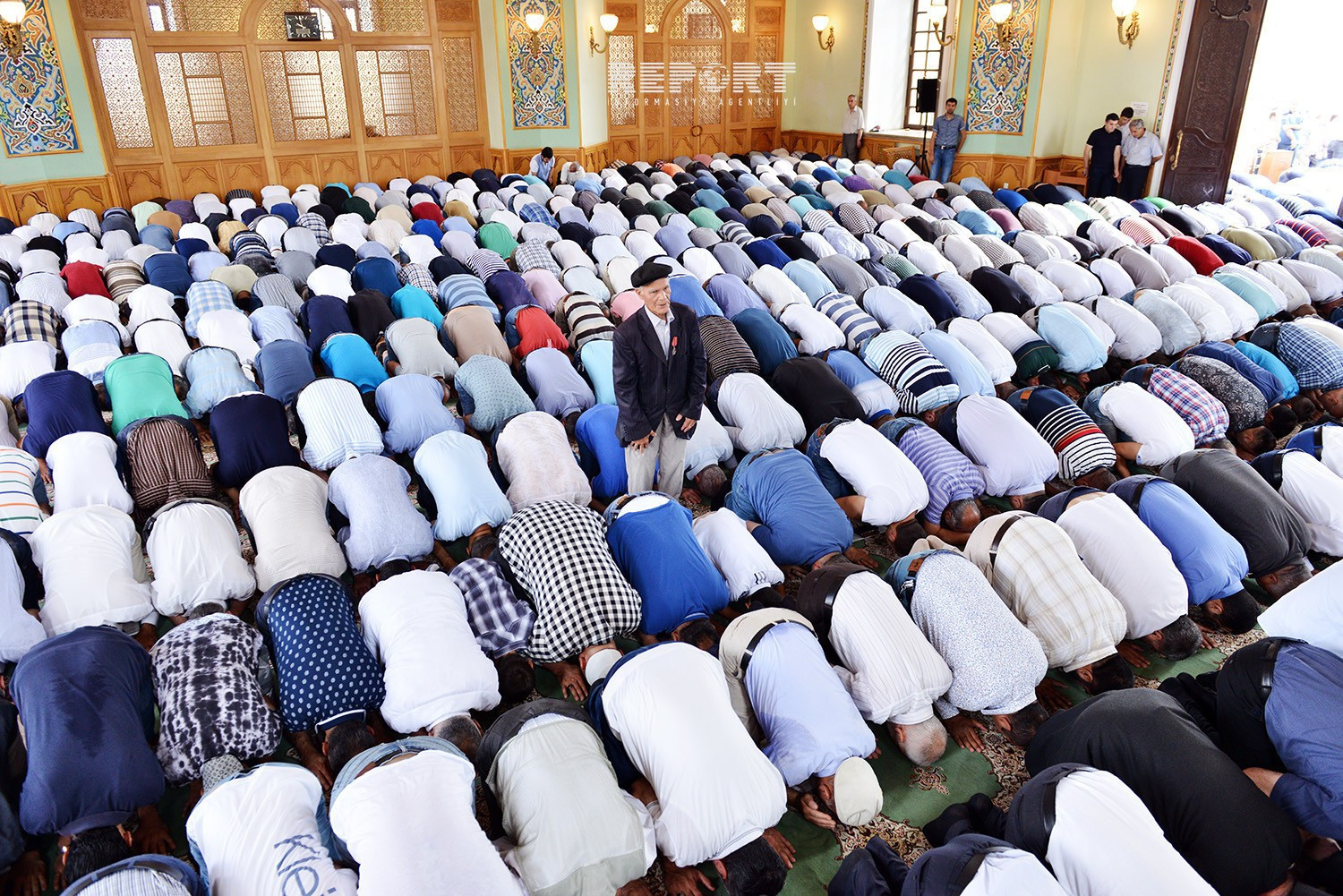 Азан в джума мечети. Намаз. Моление в мечети. Намаз это в Исламе. Мусульмане молятся в мечети.