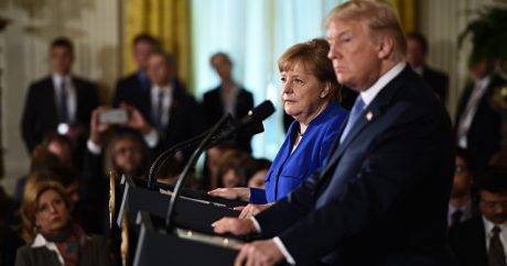 Трамп на саммите G7 бросил в сторону Меркель несколько конфет