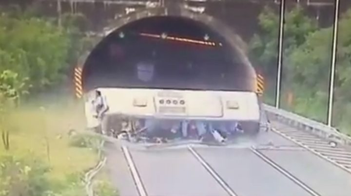 В Китае авария автобуса с 33 пассажирами унесла жизни трех человек — ВИДЕО