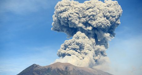 Вулкан Агунг на острове Бали выбросил столб пепла на высоту двух километров — ФОТО