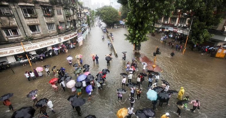 ВИДЕО: Дожди в Индии унесли жизни 511 человек, 55 тысяч домов разрушено
