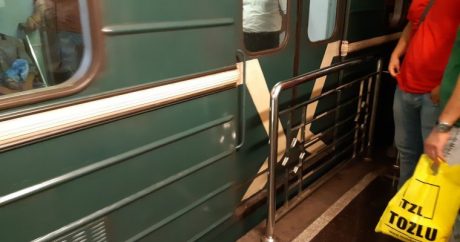 В бакинском метро машинист открыл двери, не доехав до станции