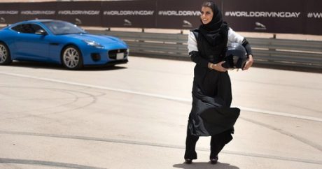В Саудовской Аравии женщина впервые выехала на гоночный трек