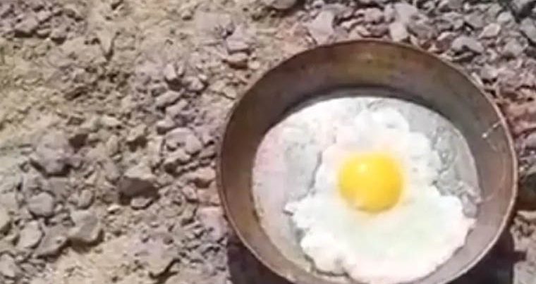 Жара плюс 50: яичницу приготовили на песке — ВИДЕО