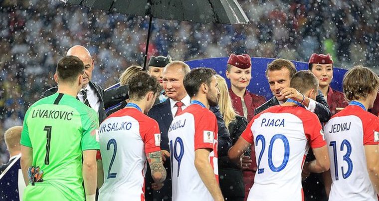 Конфуз: Во время награждения чемпионов мира зонт достался только Путину — ВИДЕО