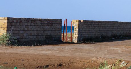 На берегу Каспия приостановили строительство дач