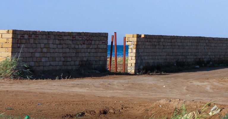 На берегу Каспия приостановили строительство дач