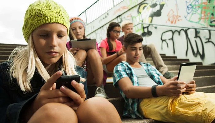В этой стране запретили использовать мобильные телефоны в школах: мнения разделились