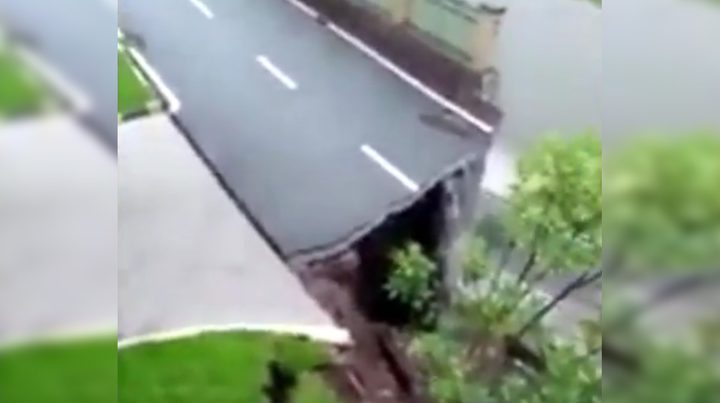 Обрушение дороги в Китае попало на видео