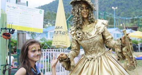 Кто они – «живые статуи», украсившие Габалинский фестиваль? – ФОТО
