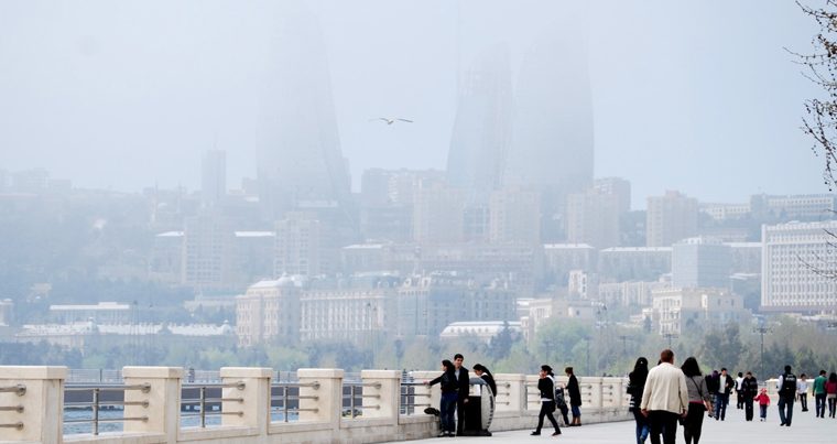 В Баку наблюдается сильный туман