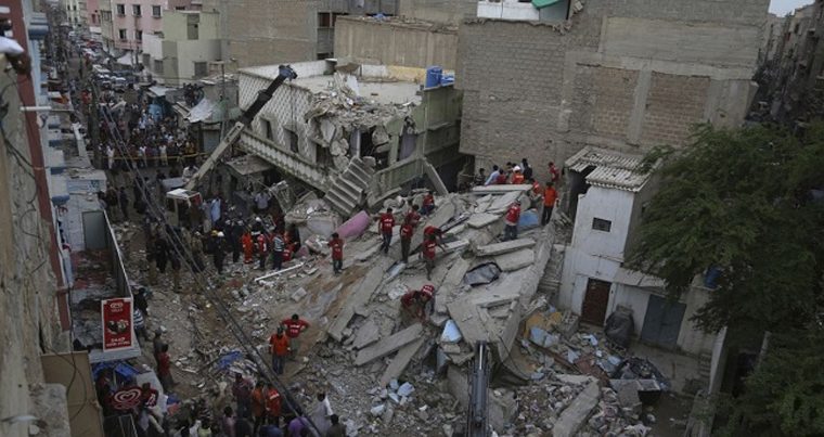 В иранском Мешхеде обрушились три жилых дома, 10 человек погибли