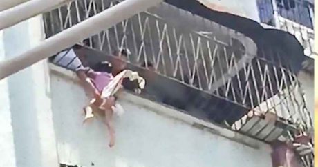 Пожарные спасли четырехлетнюю девочку, застрявшую головой — ВИДЕО