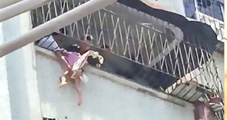 Пожарные спасли четырехлетнюю девочку, застрявшую головой — ВИДЕО