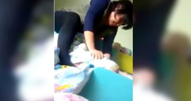 Воспитательница душит ребёнка под одеялом — ВИДЕО