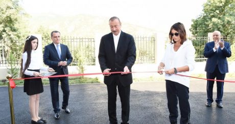 Ильхам Алиев и Первая леди Мехрибан Алиева приняли участие в открытии нового здания средней школы в посёлке Лагидж