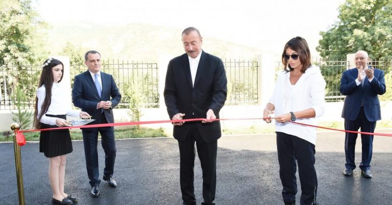 Ильхам Алиев и Первая леди Мехрибан Алиева приняли участие в открытии нового здания средней школы в посёлке Лагидж
