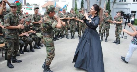 В Баку для военнослужащих проведен концерт в честь праздника Гурбан