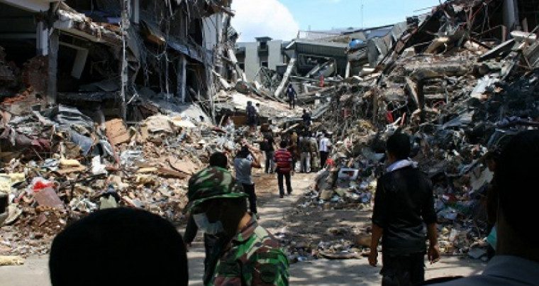 Число жертв землетрясения в Индонезии превысило 130 человек