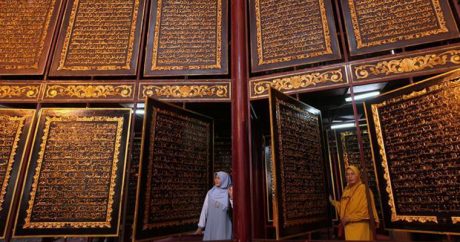 В Индонезии выставлен уникальный экземпляр Корана