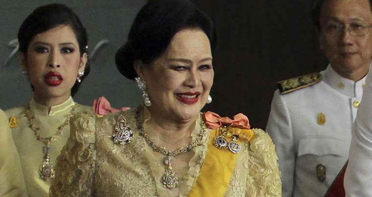Королеву Таиланда госпитализировали