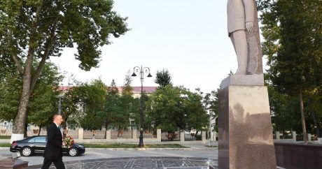 Ильхам Алиев посетил памятник общенациональному лидеру Гейдару Алиеву в Исмаиллинском районе