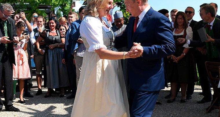 Путин станцевал с главой МИД Австрии на ее свадьбе — ВИДЕО