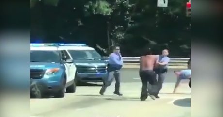 Чернокожий мужчина избил четырех полицейских — ВИДЕО