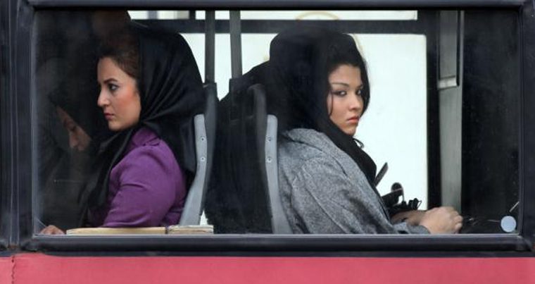 В иранских школьных автобусах для девочек водителями будут только женщины