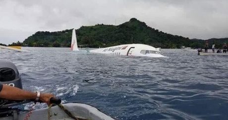 Пассажирский самолет ушел под воду в Микронезии — Видео+Фото
