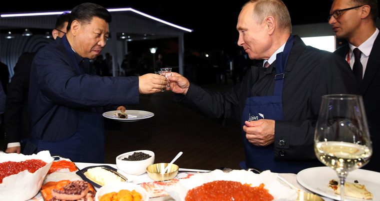 Путин и Си Цзиньпин запили блины водкой на рынке