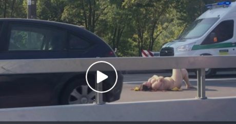 B Киеве обнаженная женщина легла на проспекте —  Видео
