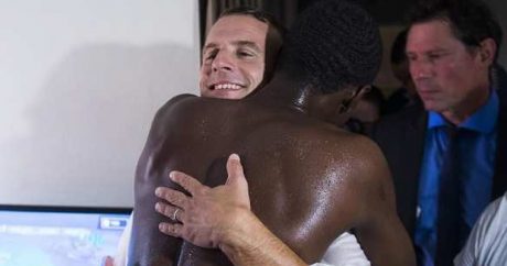 Французы в шоке от фотографий Макрона с полуобнажёнными темнокожими парнями — Фото