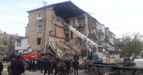Замглавы ИВ Гянджи: Две семьи остались под завалами