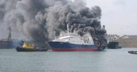 У берегов Греции горит турецкое грузовое судно