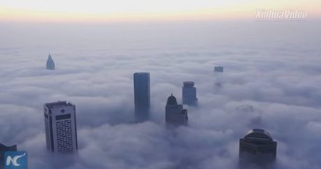 Китайский город накрыло густым туманом — ВИДЕО