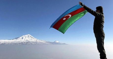 На вершине горы в Турции подняли флаг Азербайджана